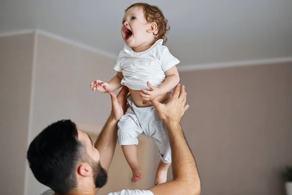 Skäggiga far uppfostra sitt barn upp, vilket gör henne lycklig — Stockfoto