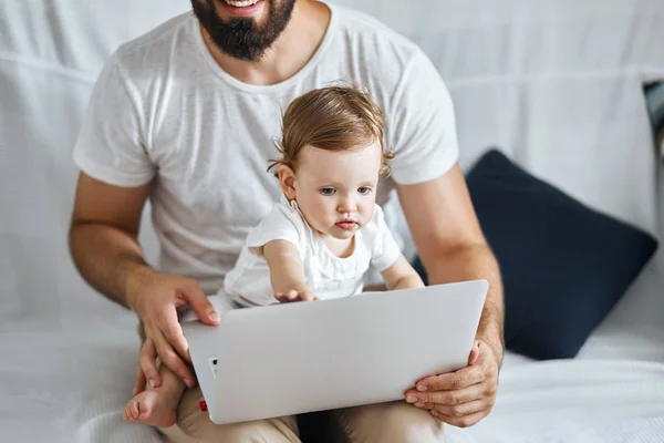 Kis imádnivaló baba megnyitása laptop, fog játszani vele — Stock Fotó