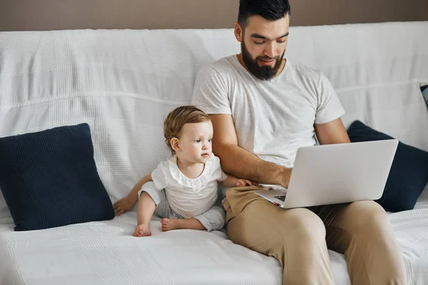 Fiatal kellemes Papa és a baba játék számítógépes játékok — Stock Fotó