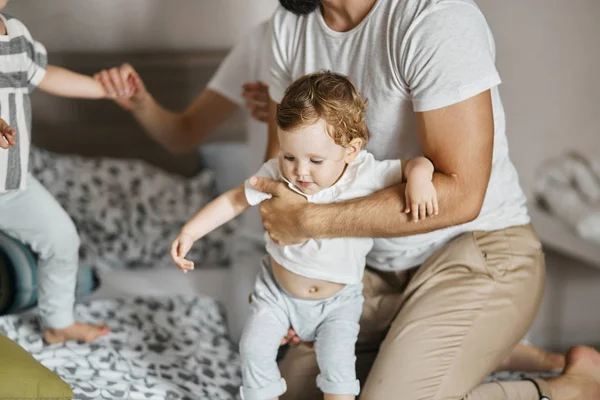 Young daddy looking after his baby — Stock Photo, Image