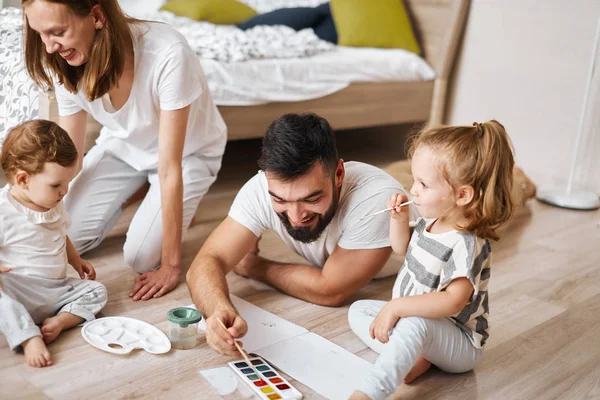 Young parents developing thier kids creativity — Stock Photo, Image