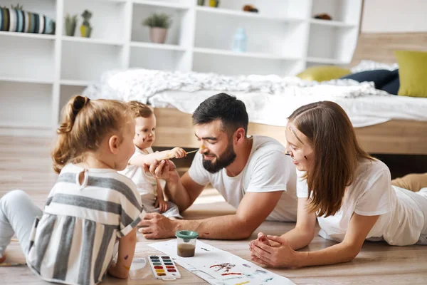 Lille jente maler nesen til faren sin – stockfoto