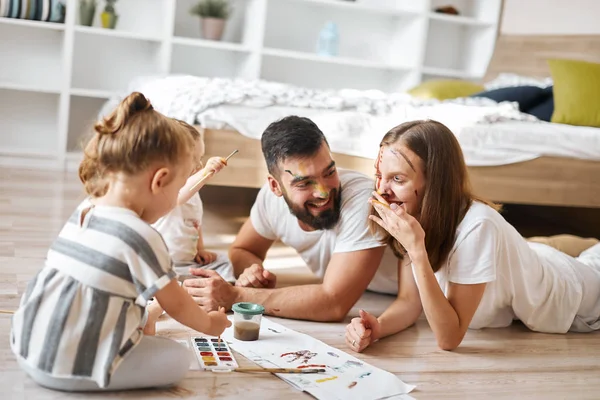 Vrolijke positieve vrouw met een PLAM op haar mond lachend — Stockfoto