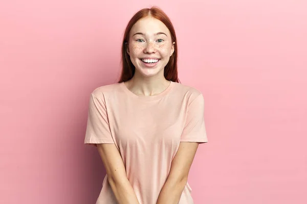 Positiv Ginger Girl håller armarna tillsammans — Stockfoto