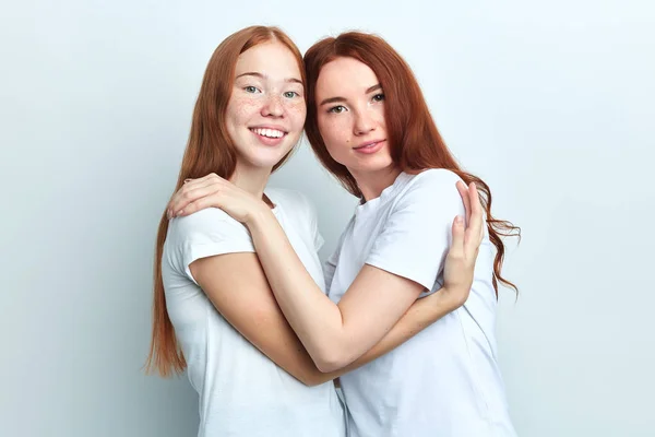 Two beautiful ginger women posing to the camera — Stock Photo, Image