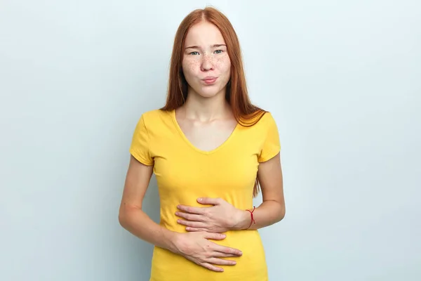 Jonge vrouw lijdt aan kramp — Stockfoto