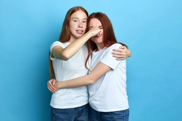 Šťastné mladé ženy se baví, zblízka na portrét — Stock fotografie