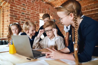 online egzersiz sahip iş ekibi, master class izlerken