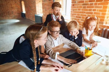 dizüstü bilgisayar üzerinde çalışan küçük yetenekli bilgisayarlar expers