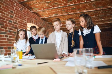 ciddi öğrenciler online ders izlerken