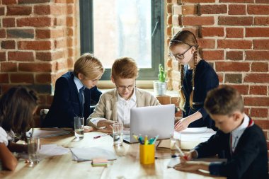 genç hırslı iş adamları iş geliştirmek için yaratıcı fikirler arıyor