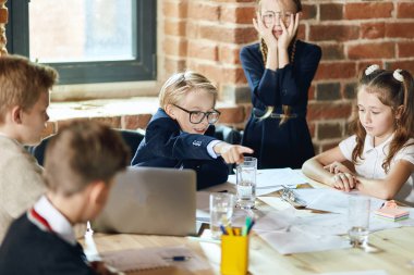 agresif sarışın işadamı etkileyici bir görünüm ile çalışanlarına bağırıyor