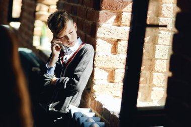 yakışıklı küçük çocuk bir telefon görüşmesi yapma