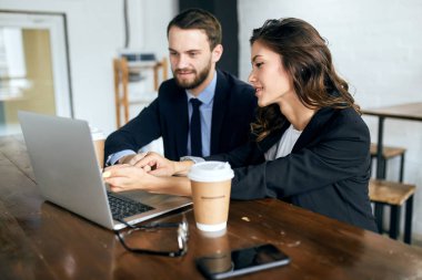 kafede sonra bir dinlenme iki çekici meslektaşları