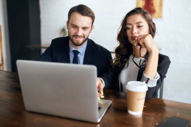 sevimli öğrenciler bir proje hazırlanıyor, sınavlara hazırlanıyor