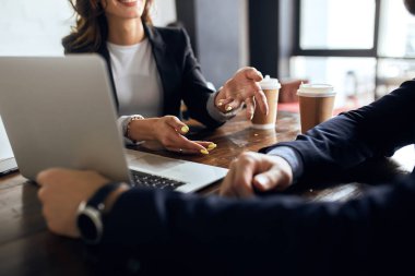 başarılı pazarlama sırrını açıklayan genç sevimli akıllı kadın