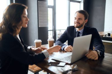 dinlenme sırasında iletişim kuran iki pozitif çalışan