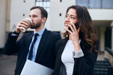 akıllı telefon ile konuşan ve çay içen başarılı genç iş adamları