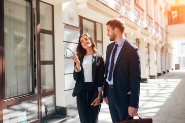iş arkadaşları arasında aşk, evrak çantası ile şık takım elbiseli adam kapalı meslektaşım görme