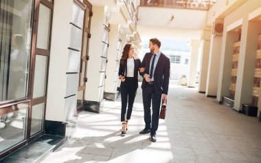 genç kadın ve moda giysileri adam ellerini gezinen tutarak
