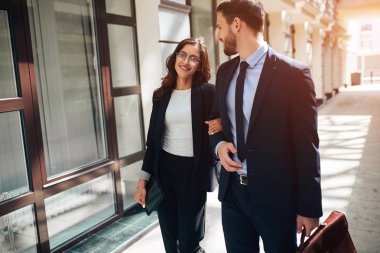 genç yetenekli iş adamları ortakları ile başarılı anlaşma sevinirler