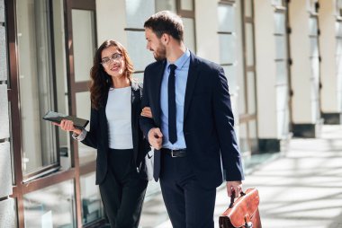 romantik çekici çift iş gününden sonra eve giderken konuşuyor