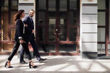 ofise giderken esmer kadın meslektaşın güzelliği hayran adil saçlı yakışıklı adam