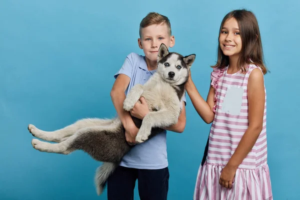 Bambini piccoli che vanno a prendere il loro cane malato da un veterinario — Foto Stock