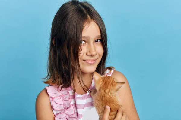 Linda menina recebeu um presente em seu aniversário — Fotografia de Stock