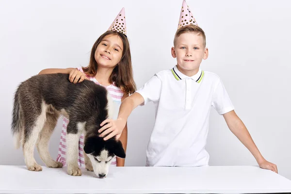 Dois filhos e animal de estimação dando uma festa — Fotografia de Stock