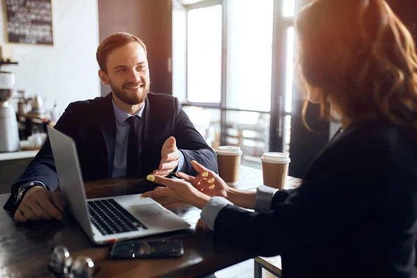 Vrolijke zakenmensen die een ontmoeting hebben rond de taable in het café — Stockfoto