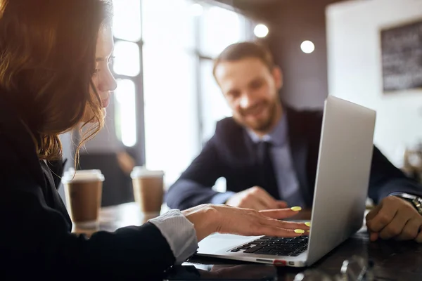 Młody womans ręce na laptopie. poważne atrakcyjne brunetka kobieta concentretaed na pracy z laptopem — Zdjęcie stockowe