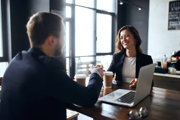 Dos empleados que concluyen una venta — Foto de Stock