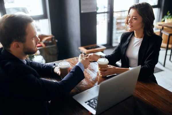 Jóvenes empresarios ambiciosos que concluyen un acuerdo — Foto de Stock