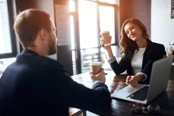 Pareja amorosa en ropa formal elegante sentado en el café, beber té — Foto de Stock