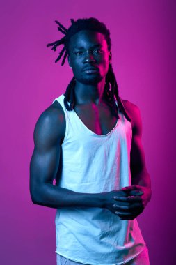 Ciddi mutsuz bir adam el ele tutuşup kameraya bakıyor.