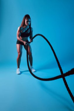 İnce, keyifli, hırslı kadın savaş halatlarıyla dalgalar yaratıyor.