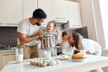 Burnunda un olan, sandalyenin üzerinde duran tatlı sarışın kız.