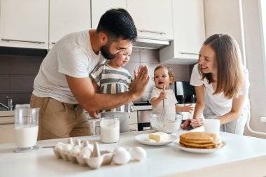 Baba ve sevimli kızı birbirlerine beşlik çakıyorlar.