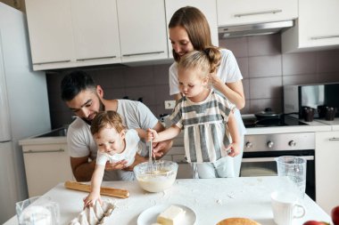 Yetenekli aşçılar, şef elleriyle hamur hazırlıyor.