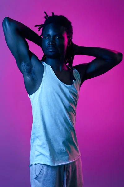 Sexy starken Afro-Mann zeigt seinen perfekten Körper — Stockfoto