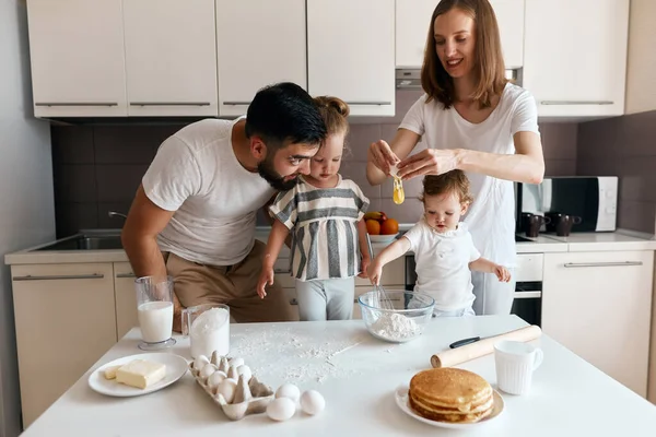 Genç, neşeli kadın ve ailesi, para kazanan çocuklar.