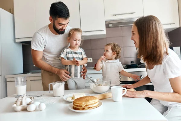 Plesant awesome parents cooking family pie together — Stock Photo, Image