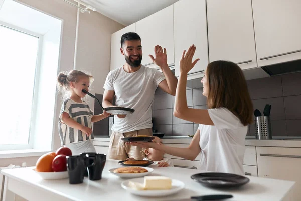 Cheerful man and woman giving high five, rejoicing at yummy cakes — Stock Photo, Image