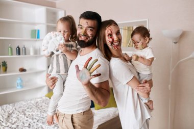 Gülen çift çocuklarını büyütüyor.