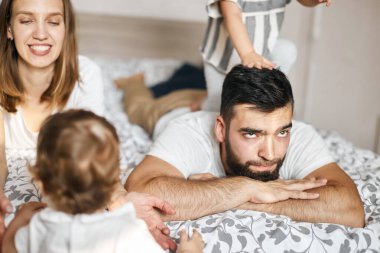 Bitkin üzgün adam olumsuz duygularını ifade ediyor.