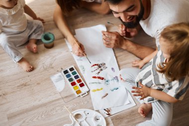 neşeli yaratıcı ebeveynler parmak boyası