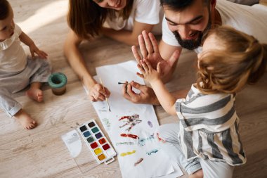 Mutlu baba ve kızı birbirlerine beşlik çakıyorlar.