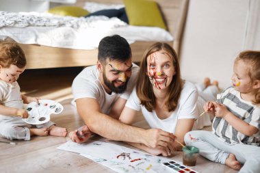 Çocuklarını büyüten genç ebeveynler