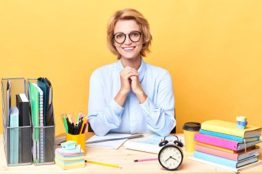 Profesyonel yetenekli ofis çalışanı size tavsiye vermeye hazır.